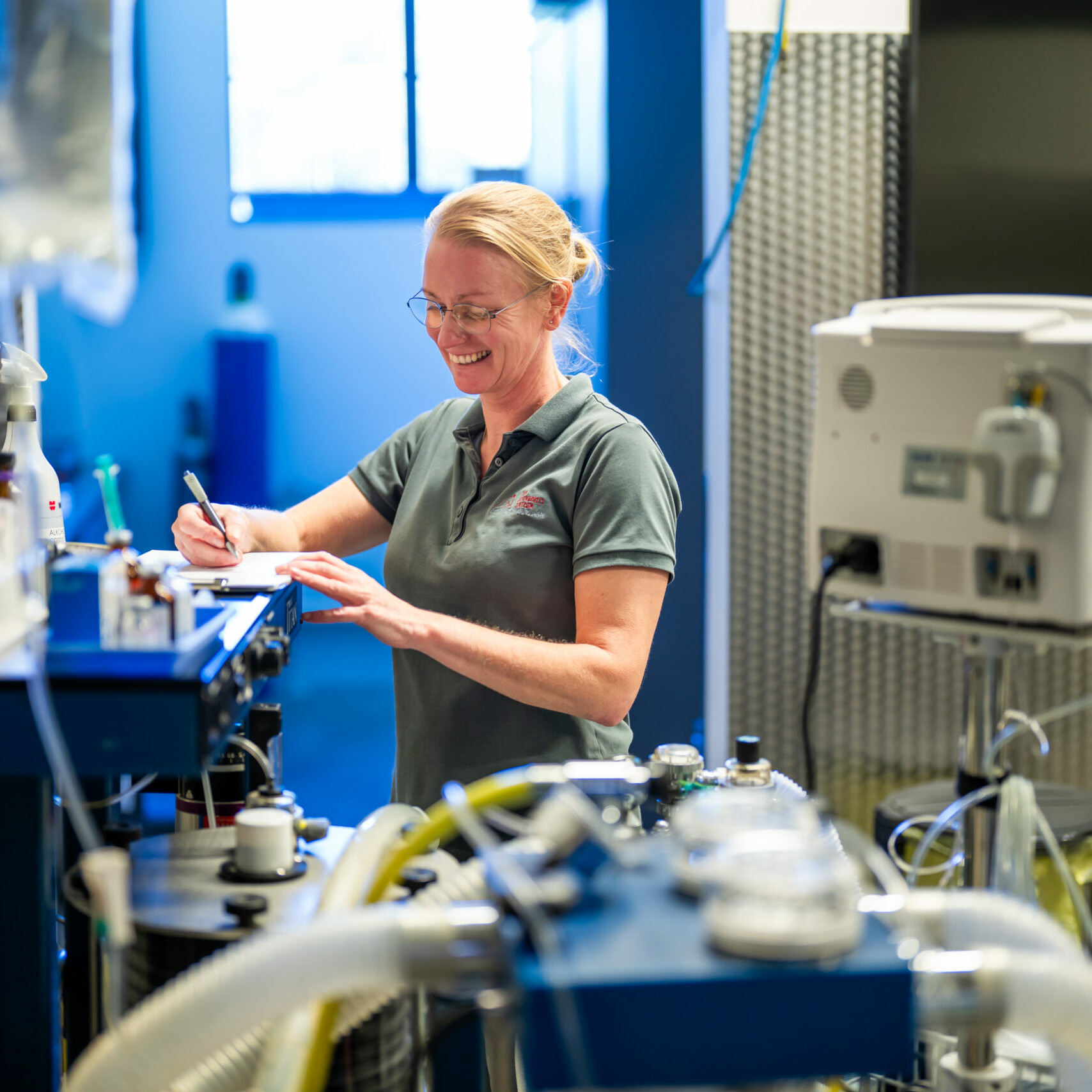 Blick in den OP: Narkosegerät und Monitorsystem