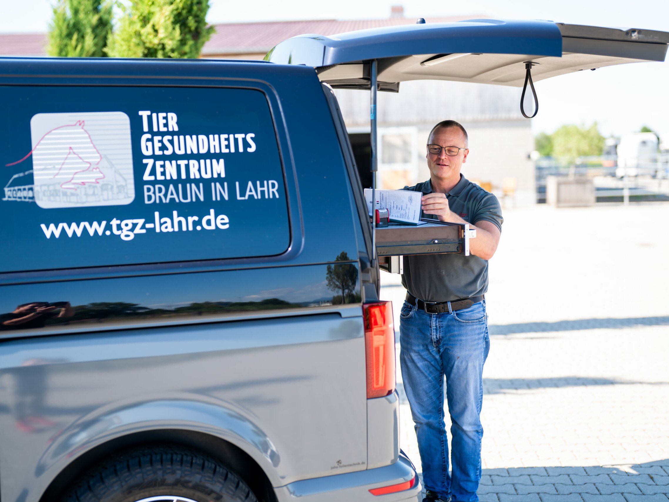 Tierarzt Roman Braun an der Kofferraum-Apotheke des Praxis-Fahrzeugs
