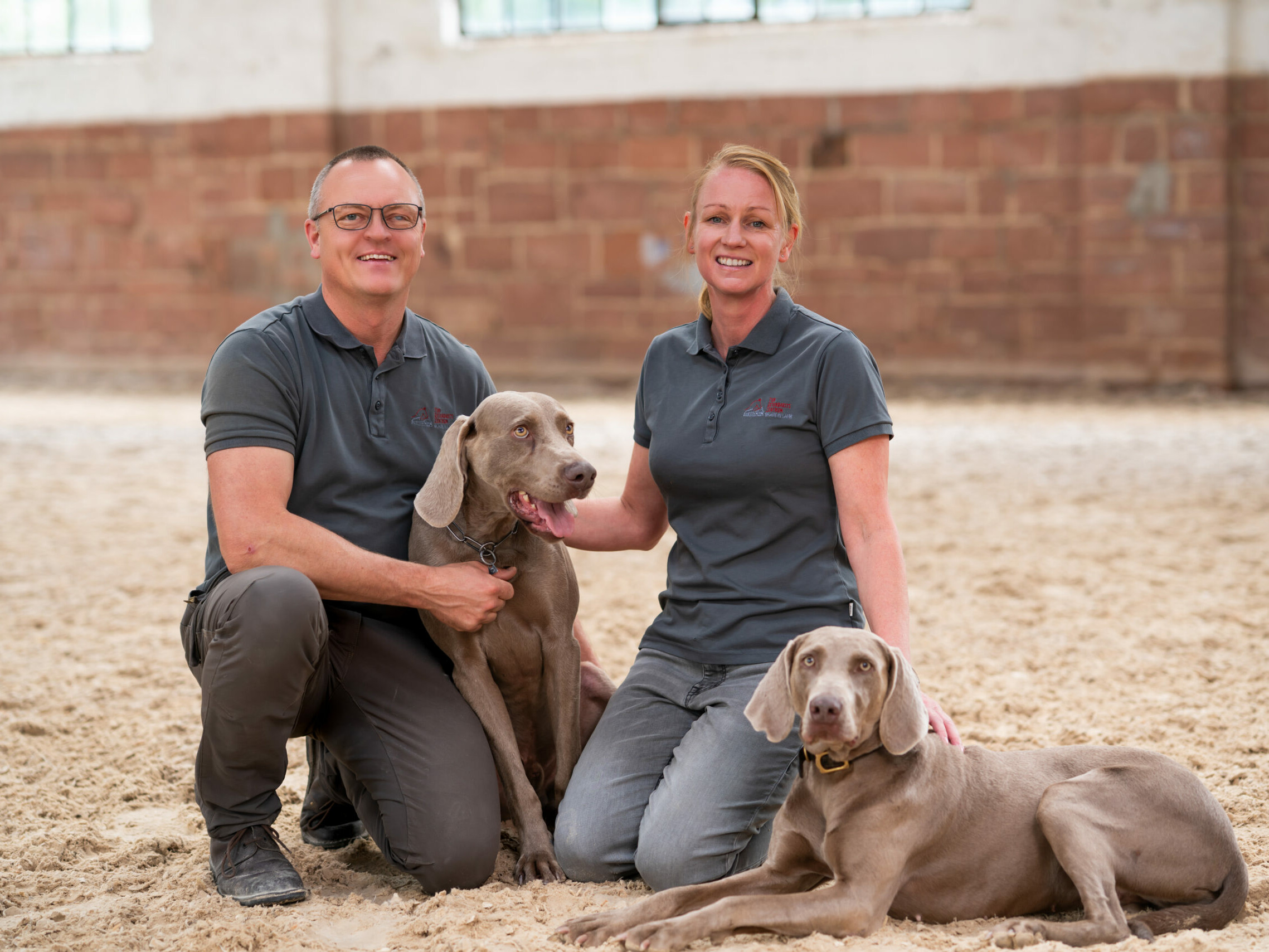 Frau Dr. und Herr Braun mit ihren beiden Weimaranern in der Reithalle