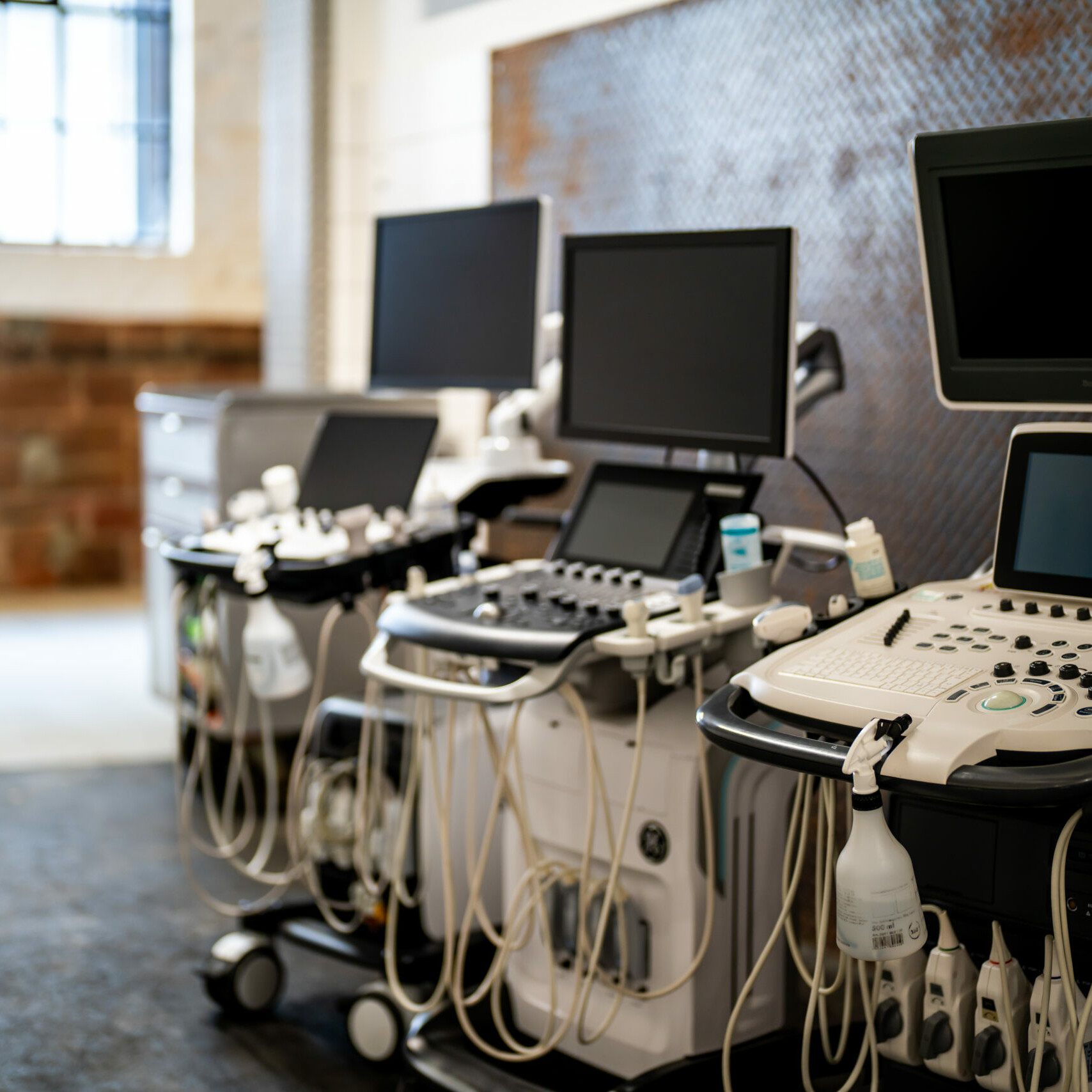 In einer Reihe stehen die drei Ultraschallsysteme der Praxis