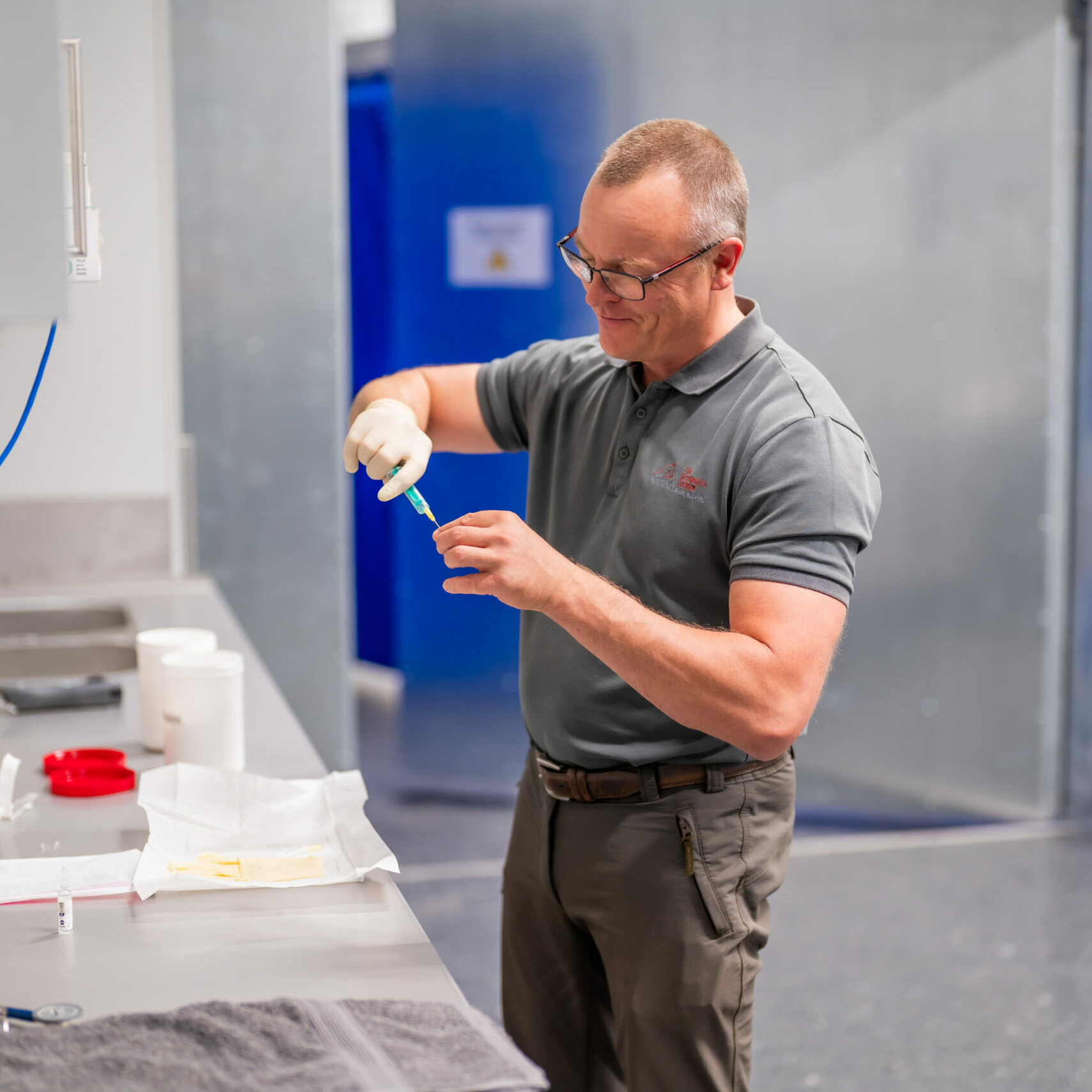 Tierarzt Roman Braun bei der Vorbereitung für eine Gelenkinjektion beim Pferd